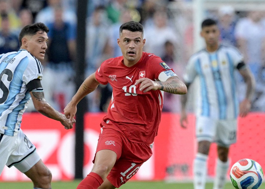 Granit Xhaka durante partida pela seleção da Suíça