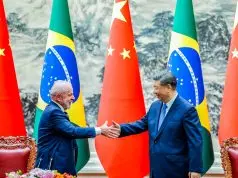 Lula e Xi Jinping se cumprimentam no Palácio do Povo, em Pequim