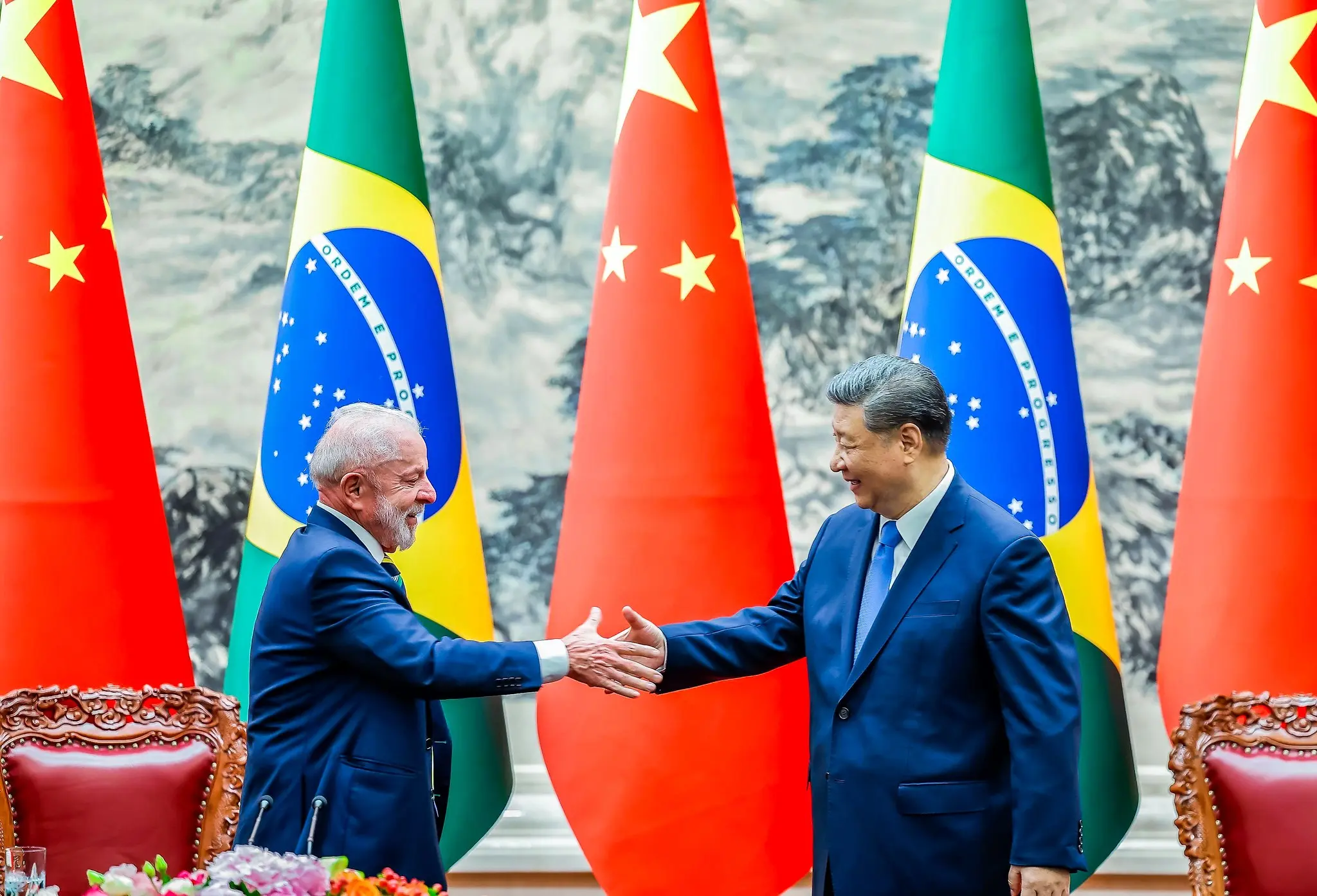 Lula e Xi Jinping se cumprimentam no Palácio do Povo, em Pequim
