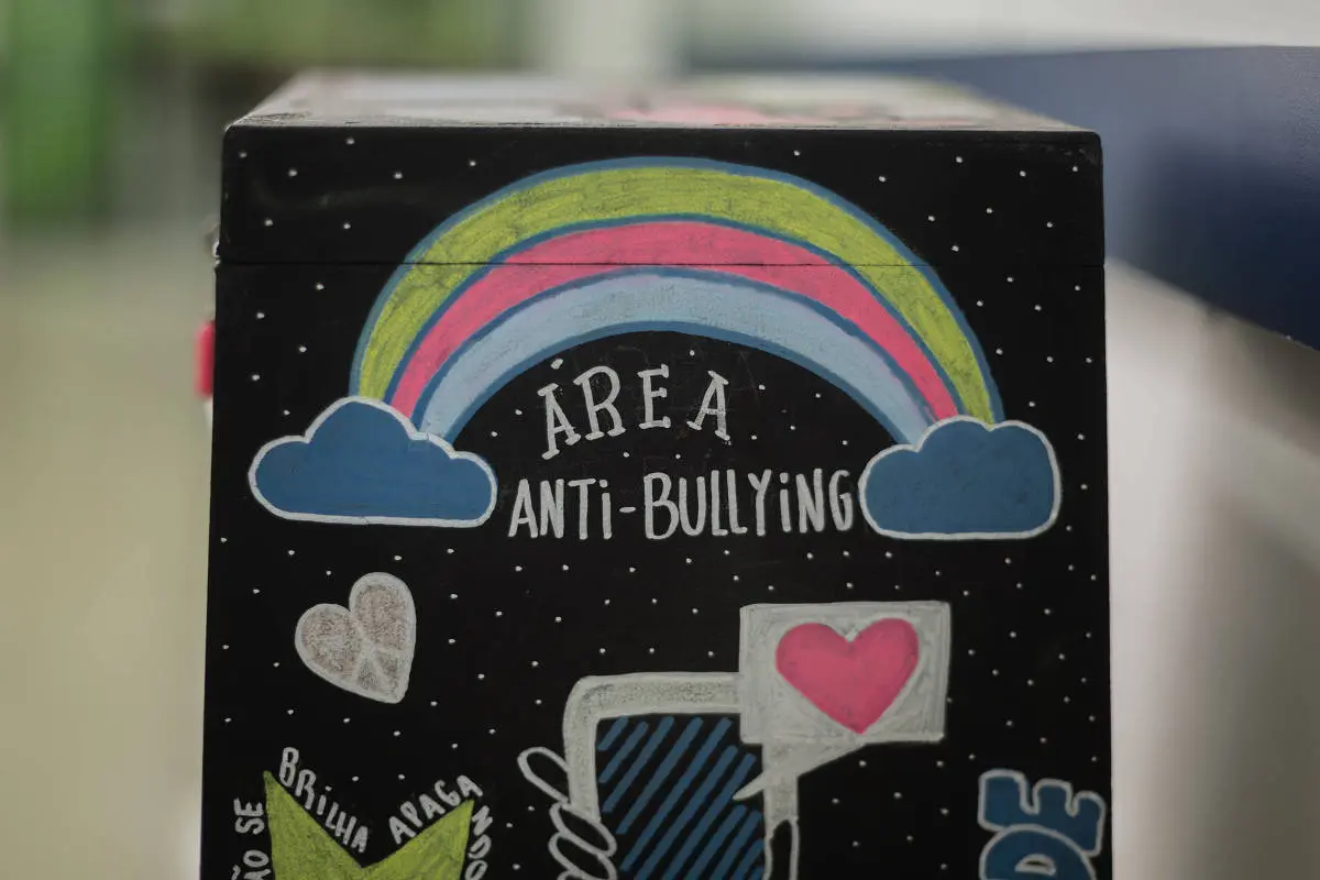 Caixa decorada com a inscrição Área Anti-Bullying
