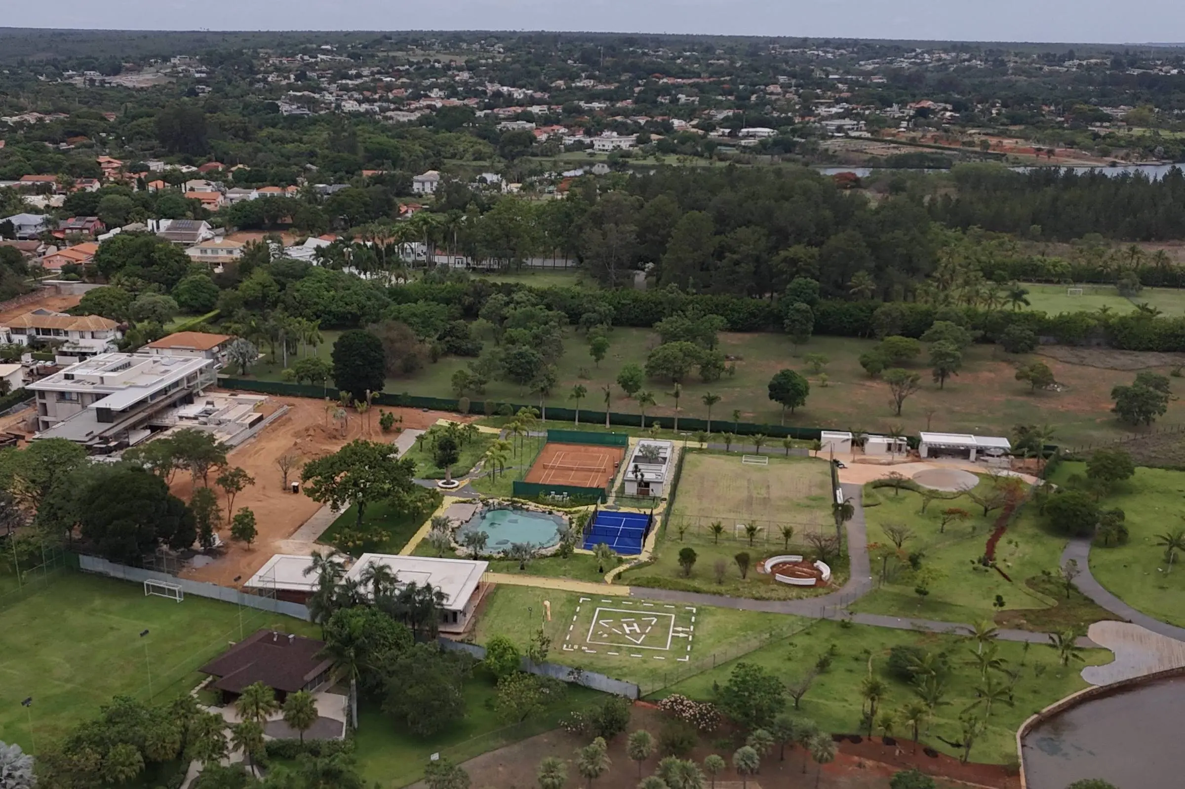 Duas propriedades vizinhas no Lago Sul, em Brasília