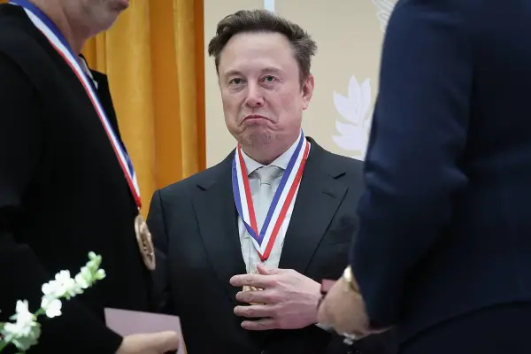 O poder de Elon Musk sobre comunicação em regiões de guerra