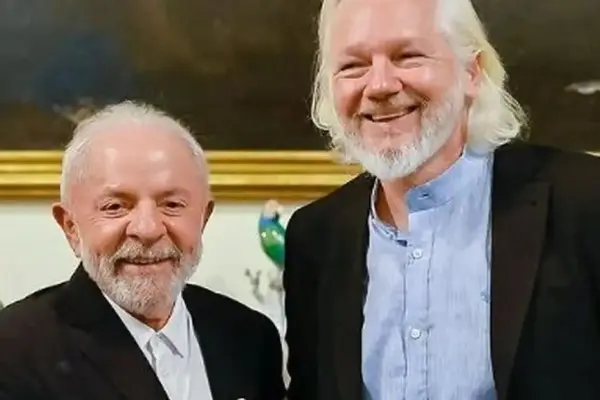 Julian Assange declara apoio a Lula: "Um herói do nosso tempo"