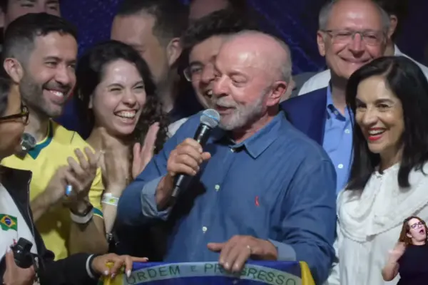 VÍDEO - Lula ri de Bolsonaro e cobra Corinthians após eleições: "Só perdem"