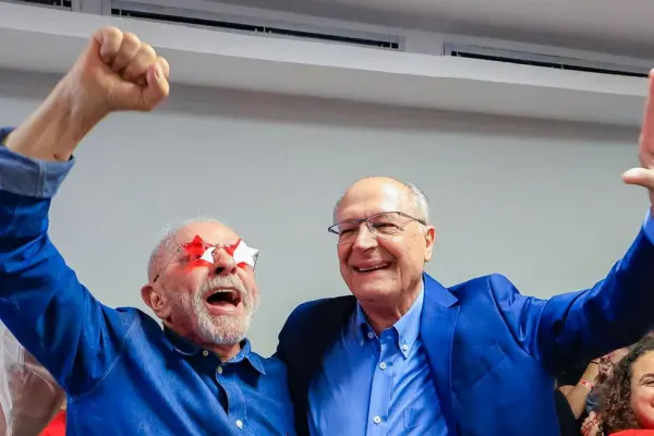 Lula supera 64 milhões de votos e alcança maior marca da história