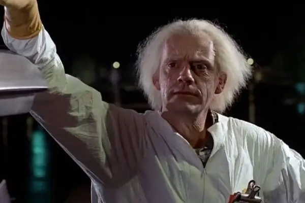 Christopher Lloyd relata vício em drogas e álcool em autobiografia