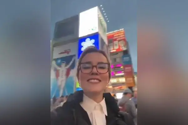VÍDEO: No Japão, Natuza Nery debocha de Flávio e se "auto-proclama" presidente
