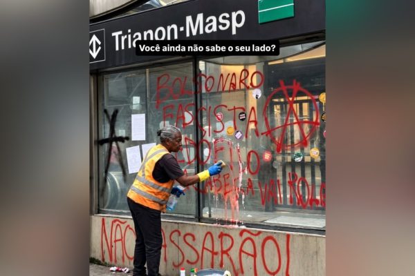 É falsa foto de mulher limpando vidro do Metrô após manifestação pró-Lula