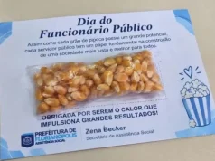 Cartão com pacote de milho de pipoca entregue a servidores da Assistência Social de Florianópolis