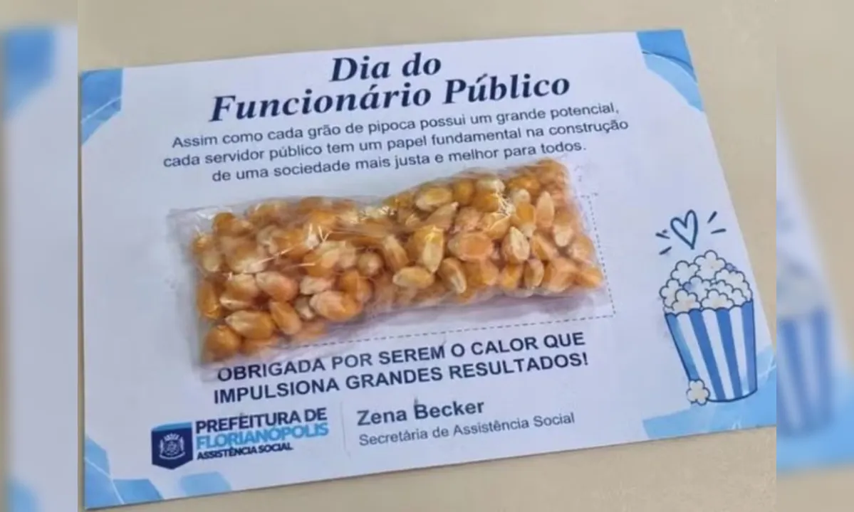 Cartão com pacote de milho de pipoca entregue a servidores da Assistência Social de Florianópolis