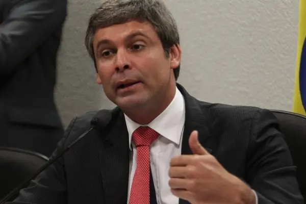 Lindbergh pede à PF proteção para doméstica apontada como laranja de Willer Tomaz