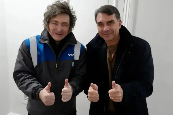 Deputado argentino exige que Milei explique fuga de Flávio Bolsonaro