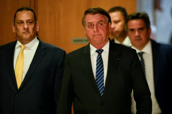 Advogado de Bolsonaro é condenado a pagar R$ 54 mil a condomínio