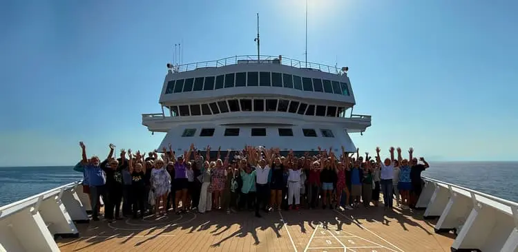 Grupo de moradores reunido na proa do Villa Vie Odyssey, em foto de divulgação