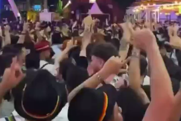 Em plena SC, Oktoberfest tem gritos por Lula e contra Bolsonaro