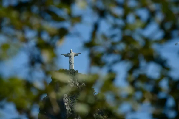 Economia aquecida: procura por viagens no feriadão de Finados dispara 103%