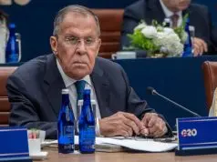 Sergei Lavrov sentado à mesa na reunião do G20 em Atlanta