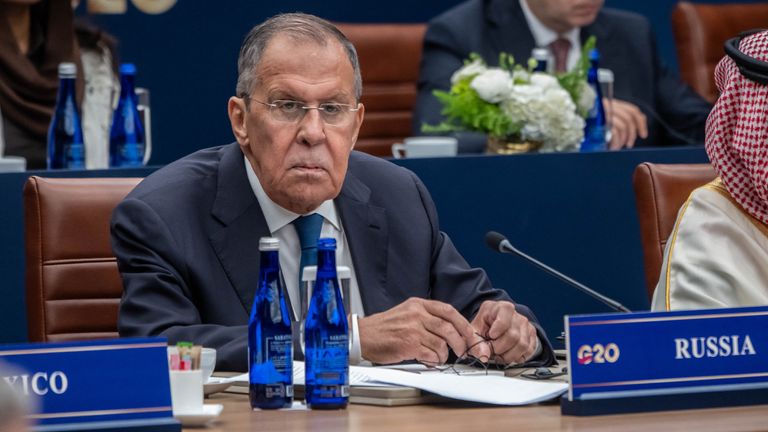 Sergei Lavrov sentado à mesa na reunião do G20 em Atlanta