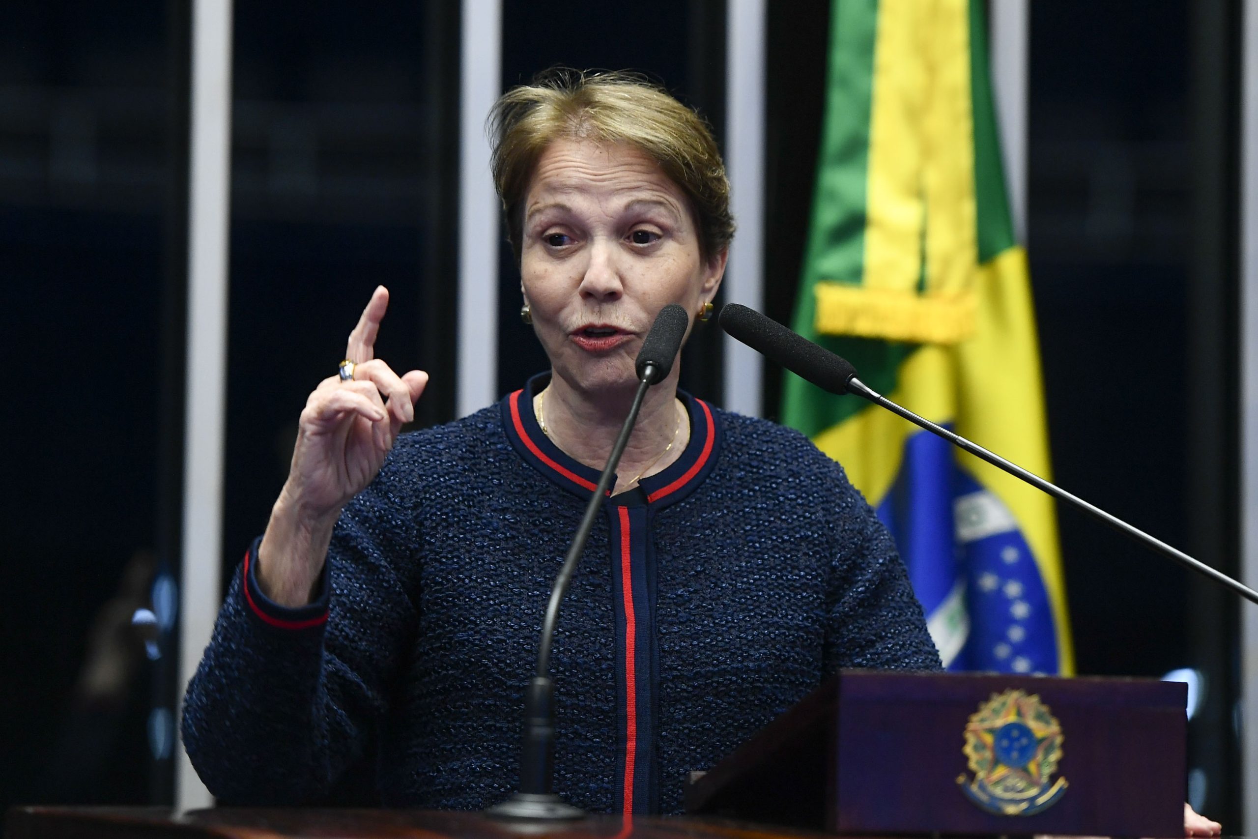 Tereza Cristina discursa na tribuna do Senado com o dedo indicador levantado