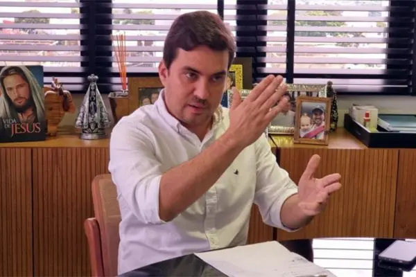 Prefeito aliado de Flávio pagou show de Gusttavo Lima com verba da saúde