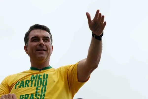 "Quem sofrerá serão os trabalhadores", diz Nobel de Economia sobre Flávio Bolsonaro