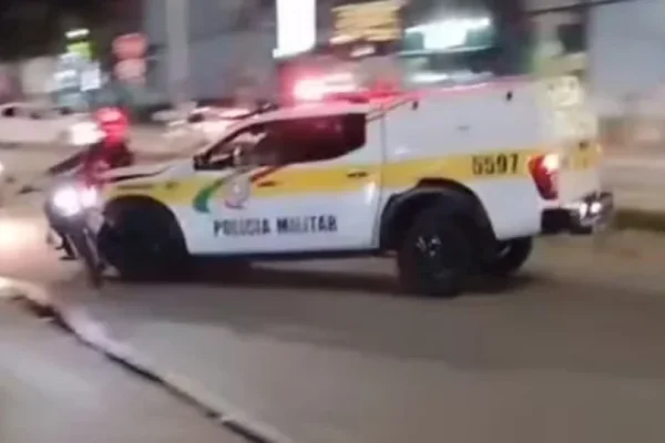 VÍDEO - PM atropela motociclista que comemorava vitória de Lula em SC