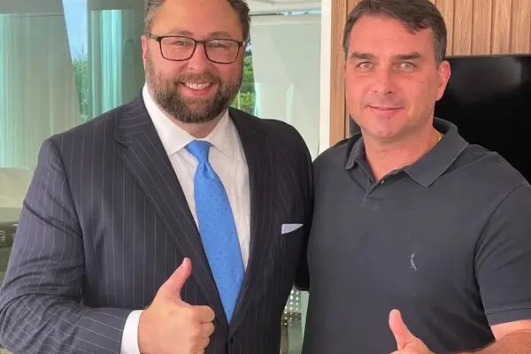 Quem é Jason Miller, assessor de Trump que ajudou Flávio Bolsonaro na fuga aos EUA