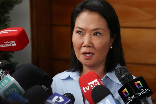 Keiko Fujimori impõe cabelo curto e proíbe maquiagem em escolas do Peru